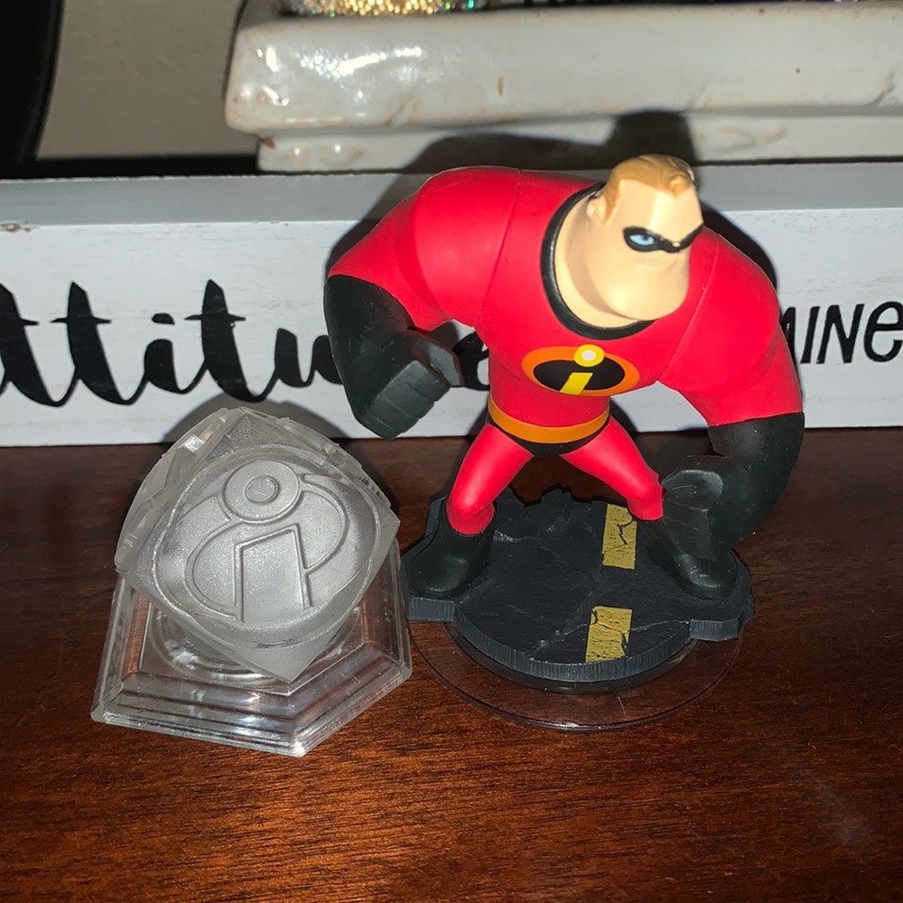 Disney Infinity Mr. Incredible/ The Incredibles game pieces /XBox Video GamesEUC